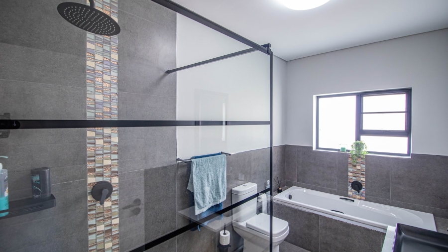 3 Bedroom Property for Sale in Hoogland Western Cape